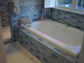 浴室のタイルブルーグレー　浴槽と窓